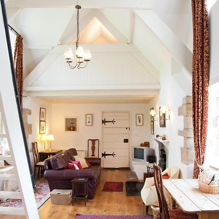 Welsh Gatehouse, Historic Castle Which Can Cater For Electric Vehicle Mathern Exteriör bild