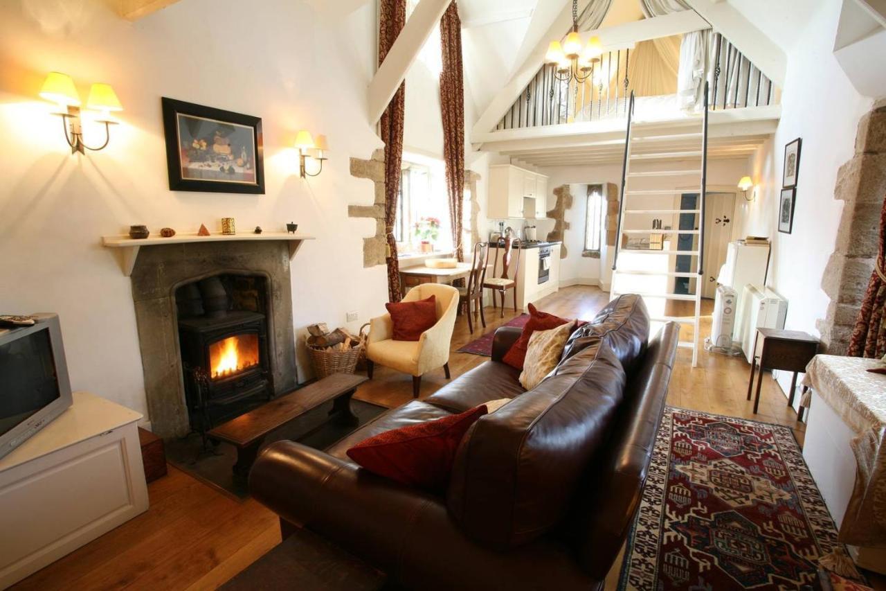 Welsh Gatehouse, Historic Castle Which Can Cater For Electric Vehicle Mathern Exteriör bild