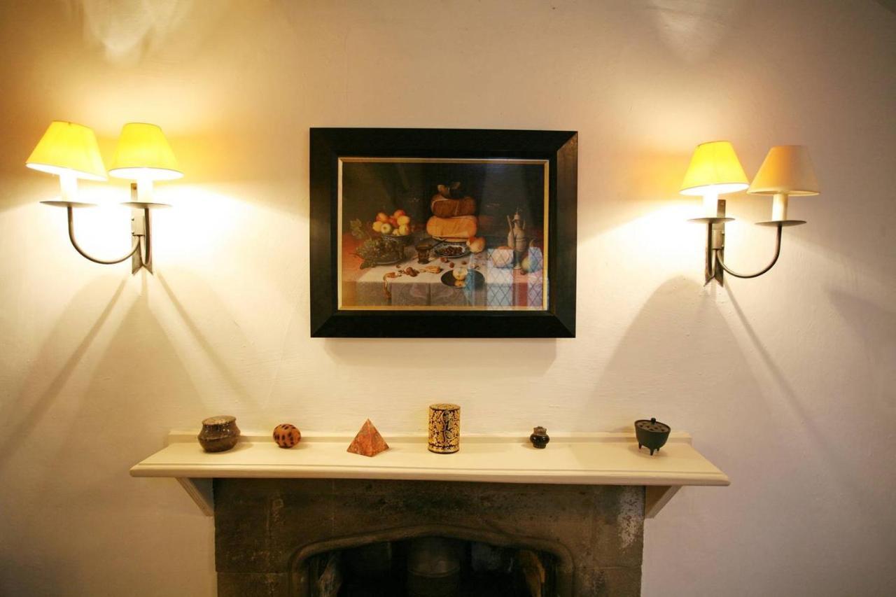 Welsh Gatehouse, Historic Castle Which Can Cater For Electric Vehicle Mathern Exteriör bild