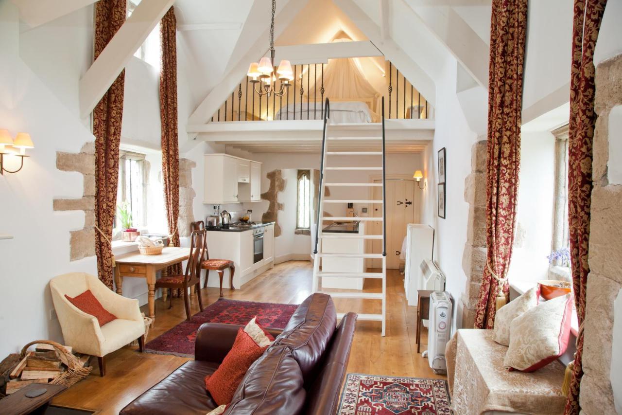 Welsh Gatehouse, Historic Castle Which Can Cater For Electric Vehicle Mathern Exteriör bild