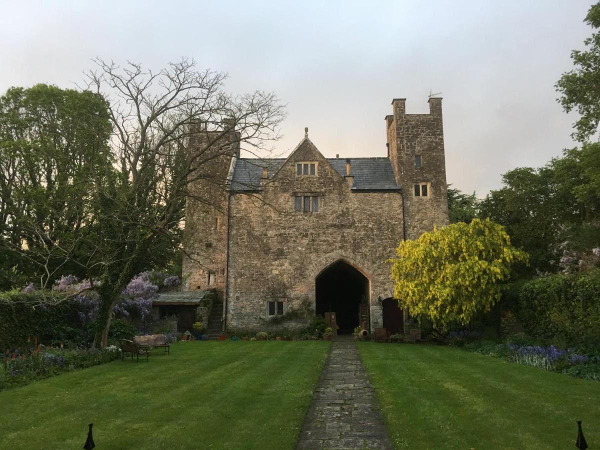 Welsh Gatehouse, Historic Castle Which Can Cater For Electric Vehicle Mathern Exteriör bild