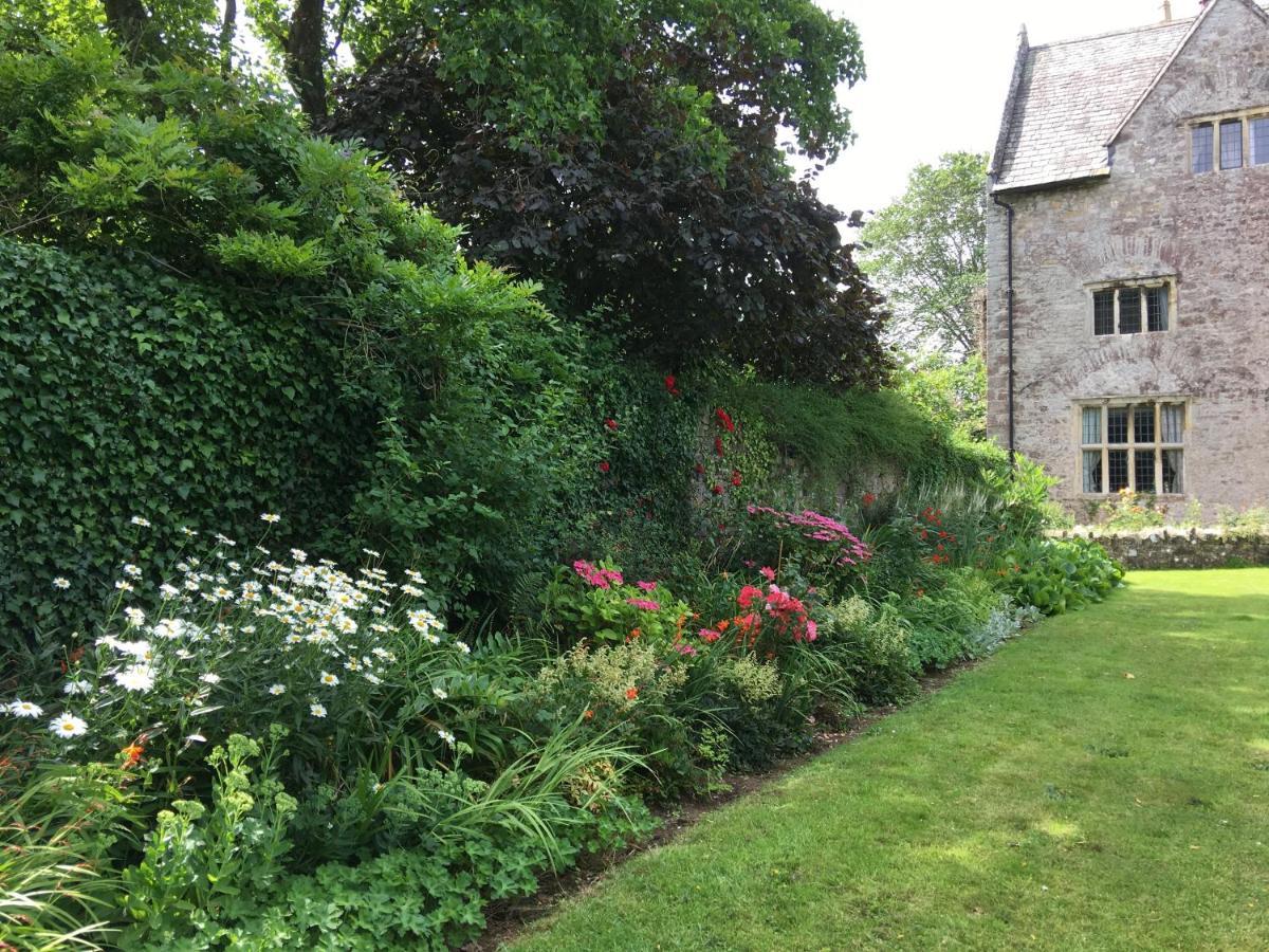 Welsh Gatehouse, Historic Castle Which Can Cater For Electric Vehicle Mathern Exteriör bild