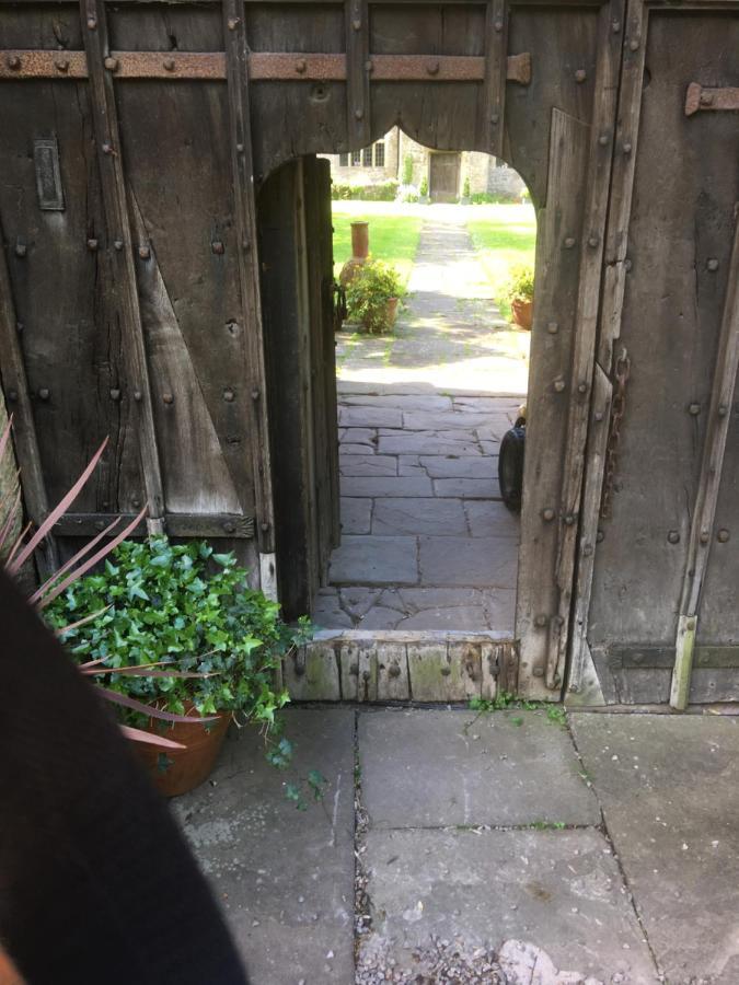 Welsh Gatehouse, Historic Castle Which Can Cater For Electric Vehicle Mathern Exteriör bild
