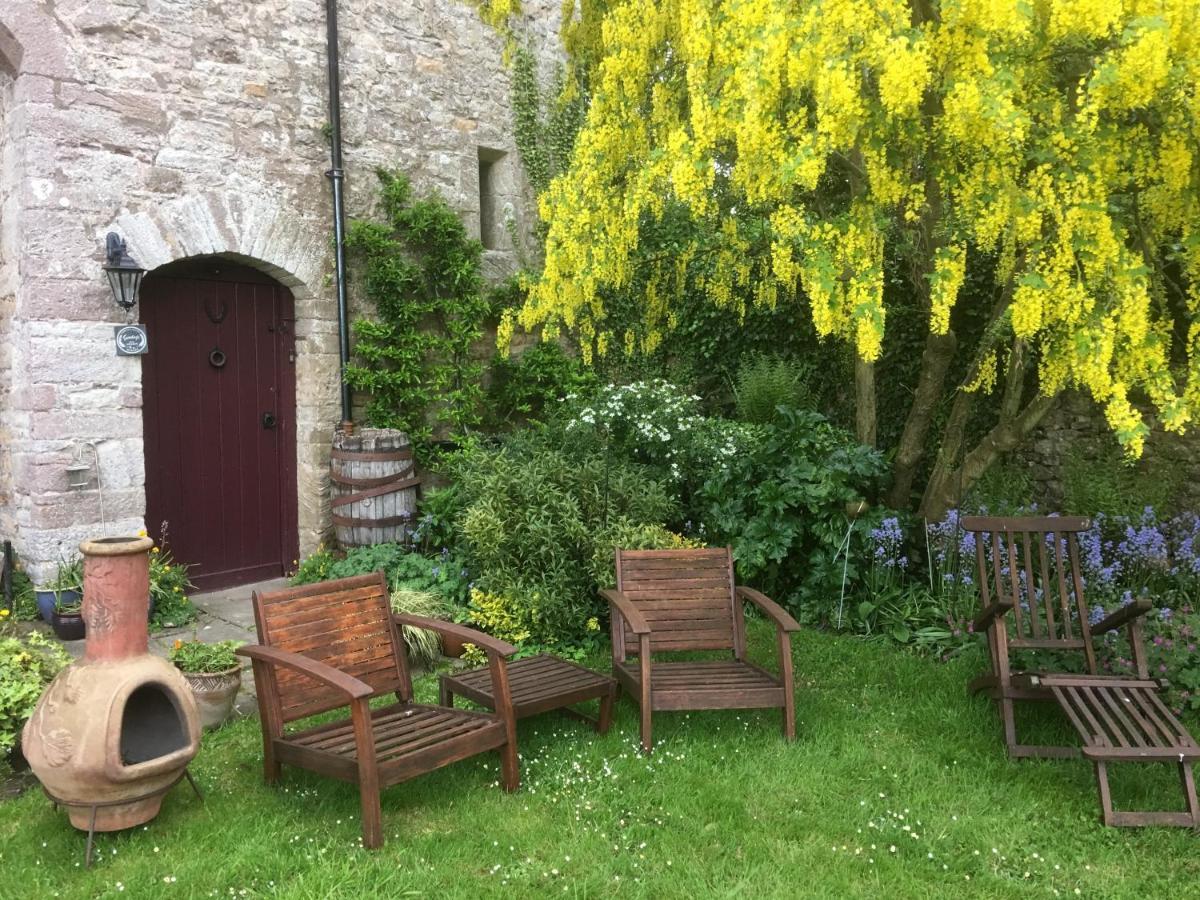 Welsh Gatehouse, Historic Castle Which Can Cater For Electric Vehicle Mathern Exteriör bild