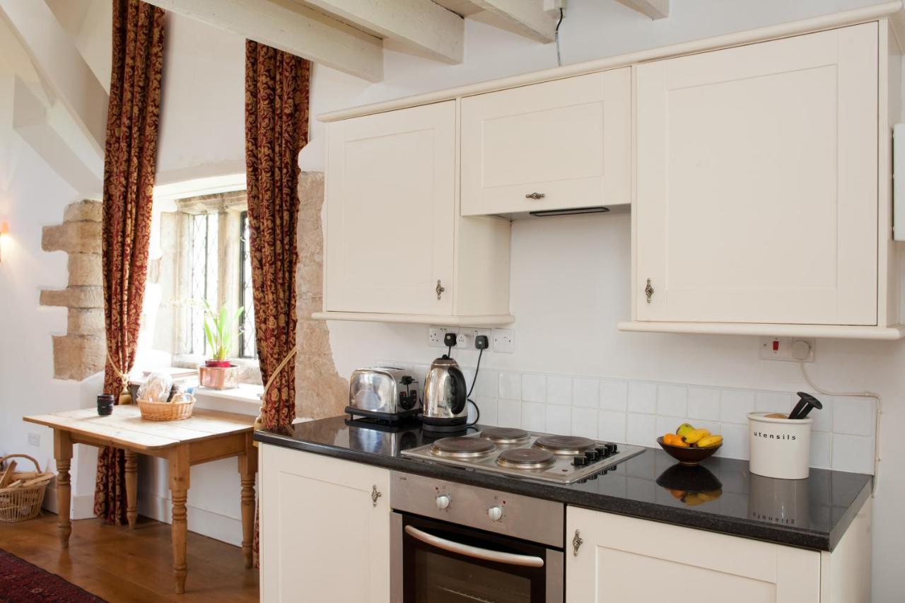 Welsh Gatehouse, Historic Castle Which Can Cater For Electric Vehicle Mathern Exteriör bild